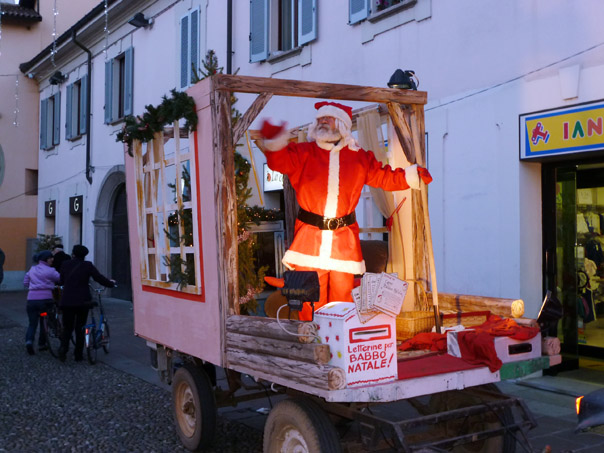 Il carro di Babbo Natale dell'oratorio SACER
